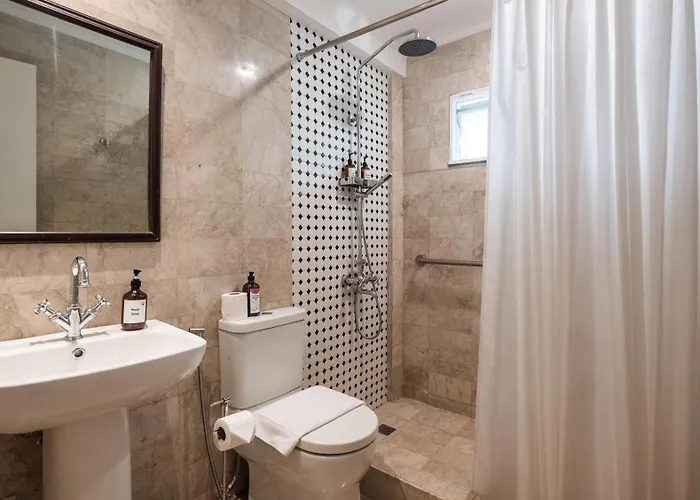 Miranamin Nest Kamantigi - Two Bed In Historic With Luxury Indoor Plunge Pool, Garden Access, Self-service Breakfast, Guest Kitchen, Pet-friendly Apartment