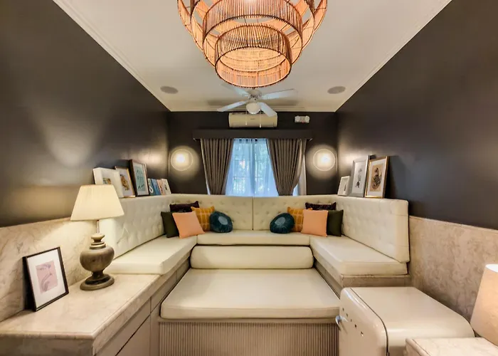 Apartment Miranamin Nest Kamantigi - Two Bed In Historic With Luxury Indoor Plunge Pool, Garden Access, Self-service Breakfast, Guest Kitchen, Pet-friendly *